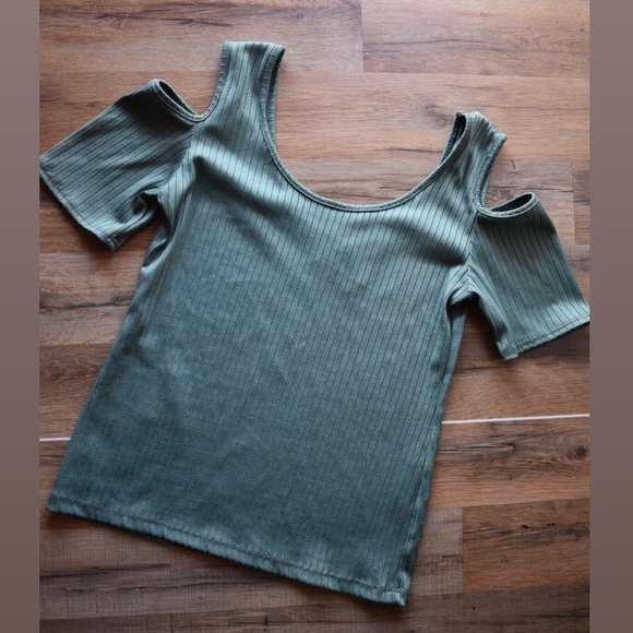Tops - 💚Olive green cold shoulder top